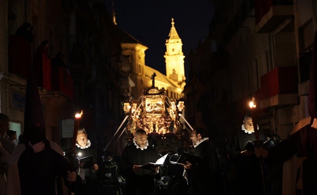 El Santo Entierro procesionó en Antequera con voces a capella de cánticos fúnebres del siglo XVIII