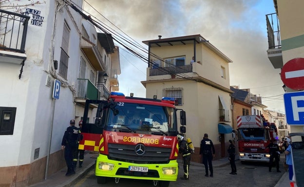 Tres heridos en el incendio de una vivienda en Vélez-Málaga