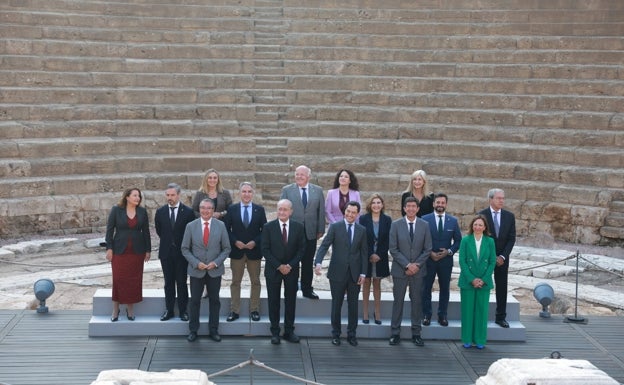 Comienza la reunión en Málaga del Consejo de Gobierno de la Junta con una foto de familia en el Teatro Romano