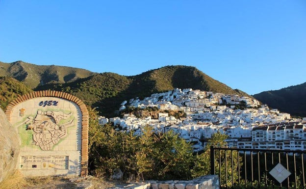 Ojén completará el soterramiento de una línea eléctrica aérea que pasa por el pueblo