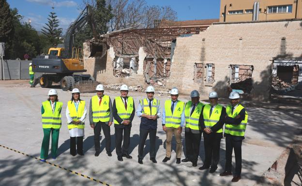 Pistoletazo de salida a las obras del nuevo hospital de Málaga con la demolición de tres edificios