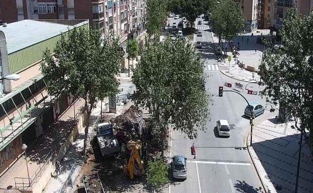 La avenida de Europa seguirá cortada por la rotura de una tubería