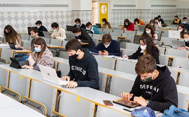 La Universidad de Málaga mantiene el uso obligatorio de la mascarilla en sus instalaciones