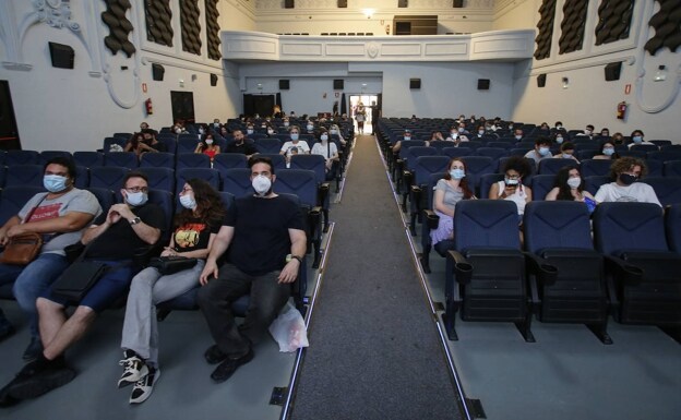 Cines, teatros y museos recomiendan seguir usando mascarilla, aunque ya no es obligatoria