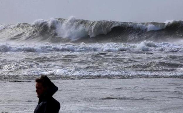 Avisos por lluvias, viento y olas este viernes en 16 provincias