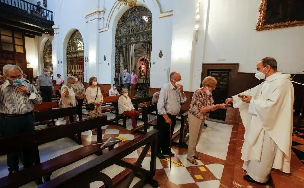 Las mascarillas dejan de ser obligatorias en las iglesias de Málaga