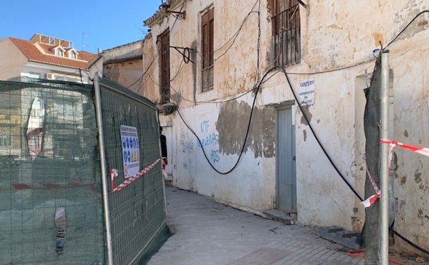 Vecinos y el PP protestan por las molestias y el retraso de las obras de una plaza de Torre del Mar