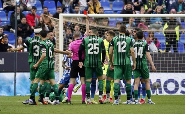 El caótico arbitraje de Iglesias Villanueva desquicia al Málaga