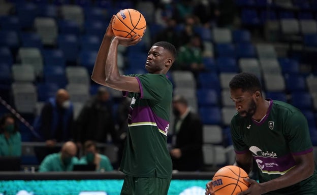 Yannick Nzosa se presentará al Draft de la NBA