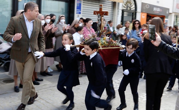 Los niños de Antequera toman las calles con la procesión de tronos chicos