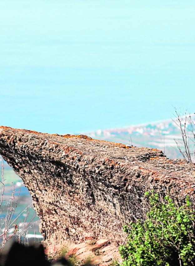 Arenas | El castillo de Bentomiz, una fortaleza con vistas al Mediterráneo