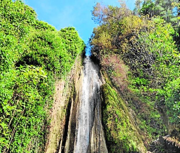 Faraján | Las Chorreras, las dos cascadas que recorren el antiguo poblado árabe de Balastar