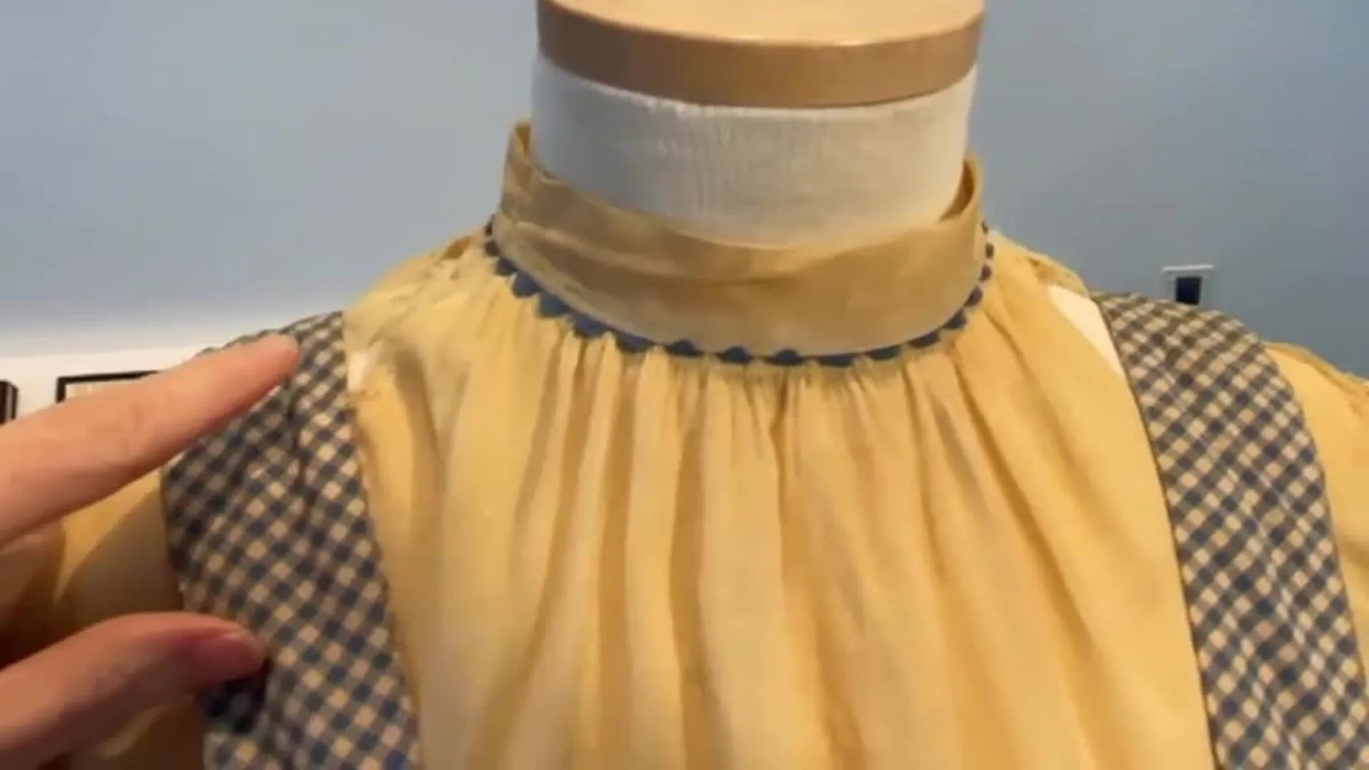 El vestido de Dorothy en 'El Mago de Oz' sale a subasta en Los Ángeles