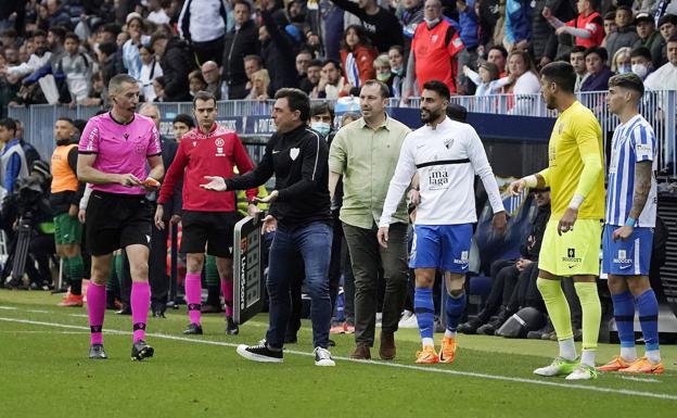 Competición sanciona a Luis Muñoz con dos partidos por sus protestas en el Málaga-Eibar