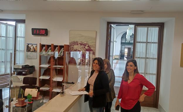 El PSOE-A pide a Elías Bendodo que comparezca en el Parlamento de Andalucía por la compra de material Covid