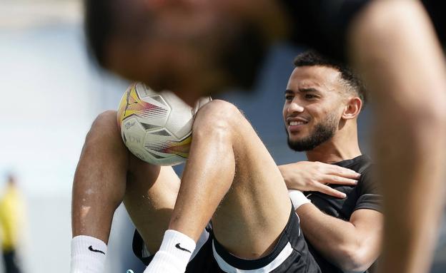 El Málaga, con la duda de seguir contando con Hicham y Adrián la próxima campaña