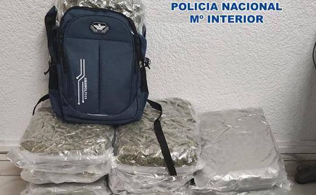Pillados en dirección Antequera con más de 28 kilos de marihuana ocultos en mochilas infantiles