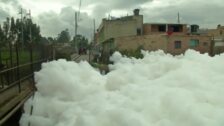 Emerge espuma tóxica de un río cercano a Bogotá
