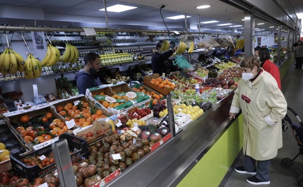 Los precios en abril: bajan la energía y los carburantes, pero sube la cesta de la compra