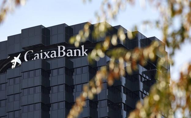 CaixaBank gana 707 millones, un 21,9% más, pese a las provisiones por la guerra