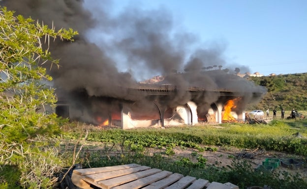 Un incendio en un cortijo abandonado en Vélez-Málaga provoca una gran columna de humo