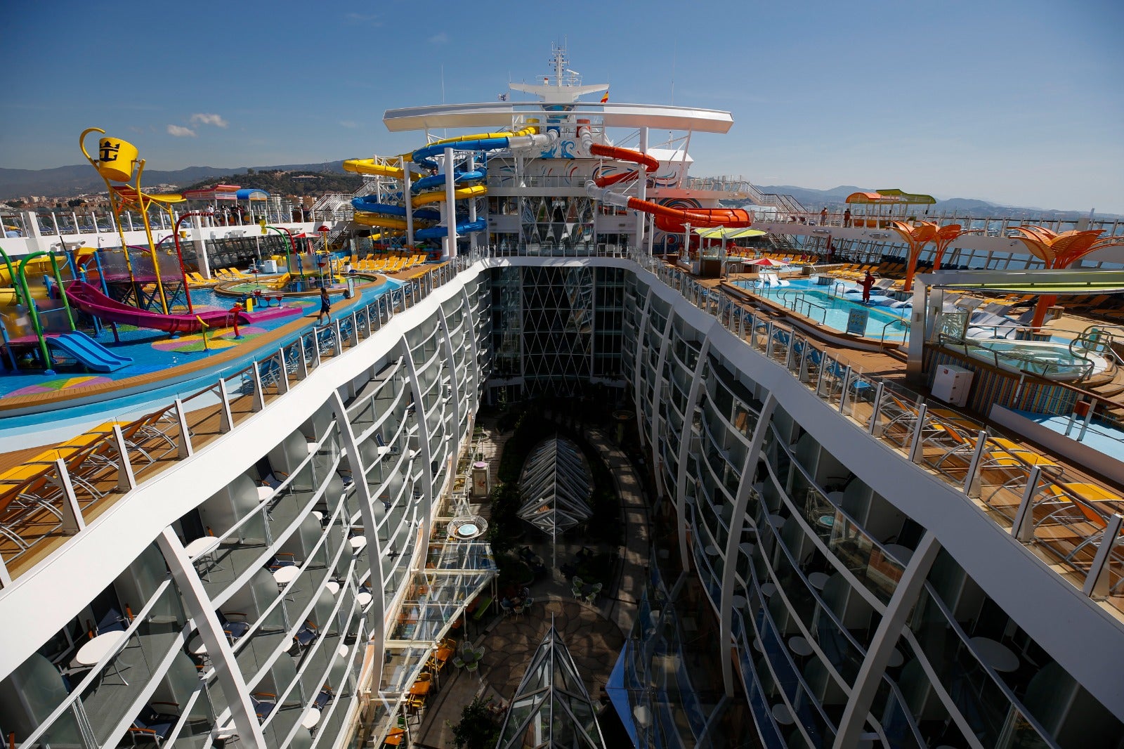 Así es el 'Wonder of the Seas', el crucero más grande del mundo que ha atracado este sábado en Málaga