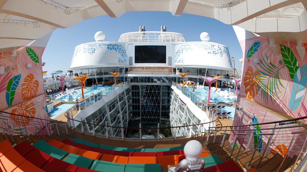 Así es el 'Wonder of the Seas', el crucero más grande del mundo que ha atracado este sábado en Málaga
