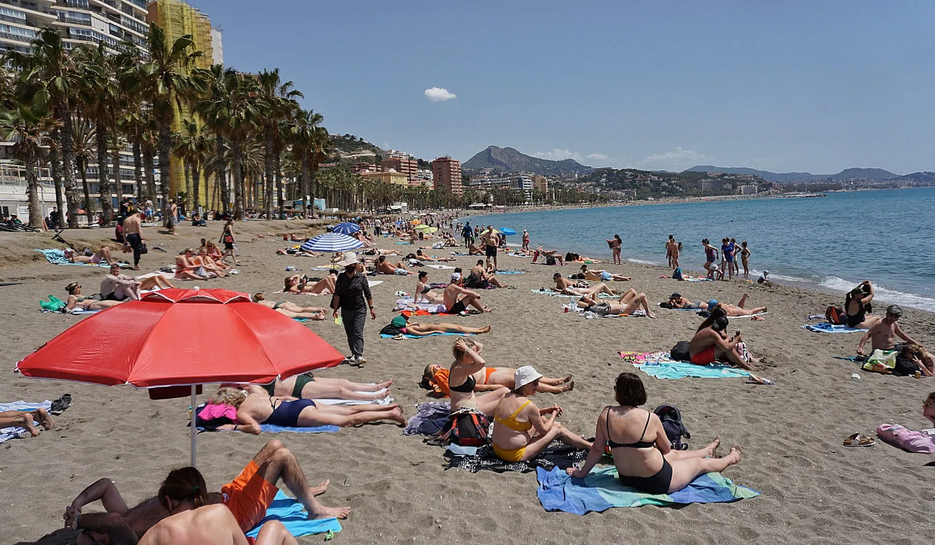 1 de mayo: Málaga se anticipa a la temporada alta con las mesas y las hamacas de las playas llenas