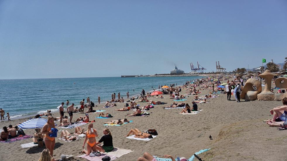 1 de mayo: Málaga se anticipa a la temporada alta con las mesas y las hamacas de las playas llenas