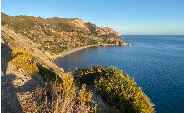 El acceso a los acantilados de Maro-Cerro Gordo en la playa de Cantarriján se limitará como en la del Cañuelo