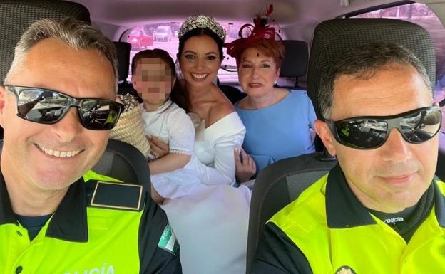 «Jamás imaginé llegar a mi boda en un coche patrulla con las sirenas puestas»