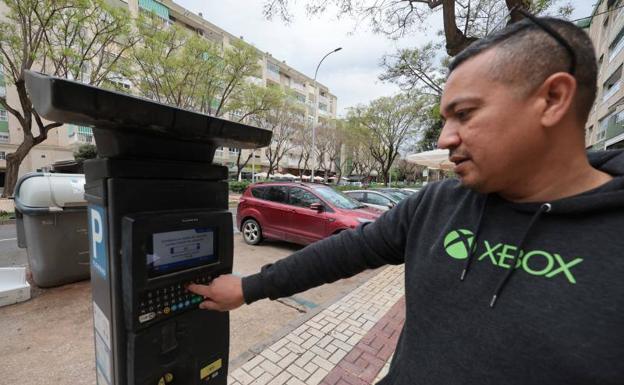 Cambios en la zona azul de Málaga: Los parquímetros obligan a introducir la matrícula del coche