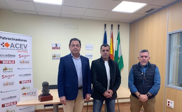Los empresarios de Vélez-Málaga premian al ingeniero de ciberseguridad Bernardo Quintero