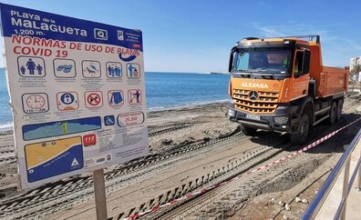 Costas inicia el vertido de 300.000 metros cúbicos de arena para regenerar playas de Málaga
