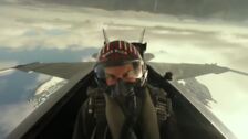 Tom Cruise llega a la premiere de Top Gun Maverick pilotando un helicóptero