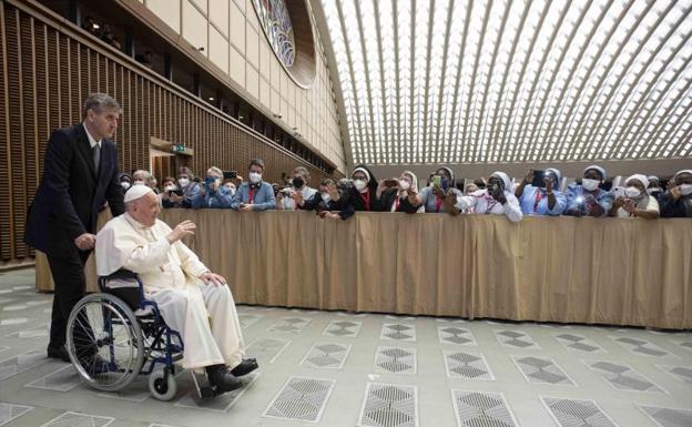 El Papa llega a una audiencia en el Vaticano en silla de ruedas