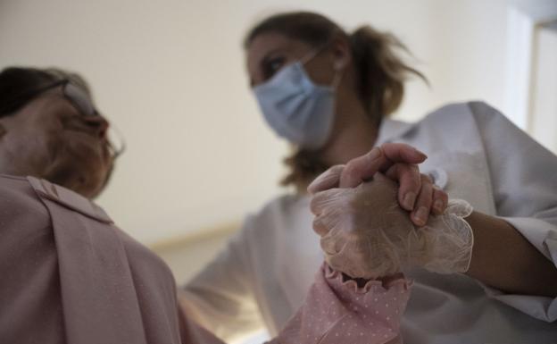 Andalucía adapta a la nueva norma el uso de mascarillas en residencias y las suprime en ayuda a domicilio