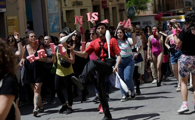 Reivindicaciones y ambiente festivo se unen en la manifestación contra el desalojo de La Invisible