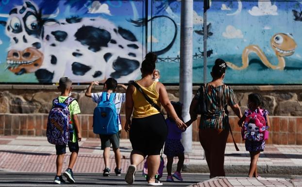 Así es el nuevo protocolo covid del Gobierno para colegios: desaparecen los grupos burbuja y se abre el acceso a padres