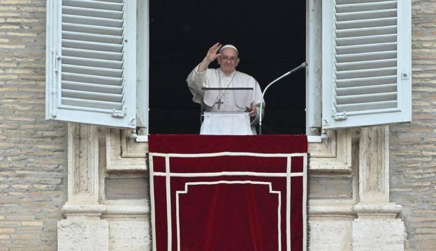 El Papa asegura que la Iglesia no rechaza a los homosexuales