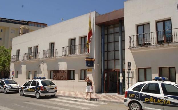 La Policía pilla 'in fraganti' a una pareja de carteristas que robaba en comercios de Estepona