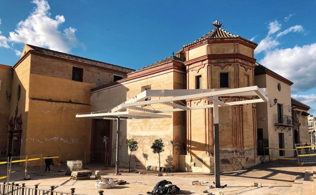 Avanzan los trámites para la retirada de la polémica pérgola junto a la iglesia de Santo Domingo en Málaga