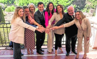 Juanma Moreno presenta a los cabezas de lista de un PP «de base ancha y para todos»