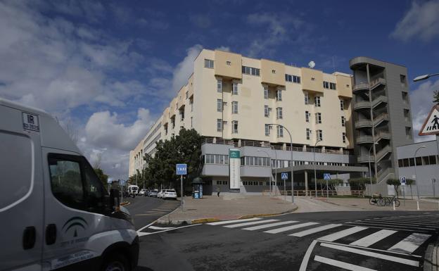 Trasladan al hospital a un hombre intoxicado en el incendio de su vivienda en Málaga capital