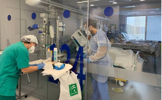 Suben los contagios de Covid en Málaga, pero bajan los ingresos en las plantas de hospital y en UCI
