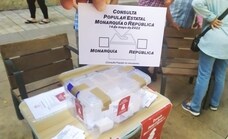 ¿Monarquía o república? La consulta popular también llega a Málaga con un total de 27 urnas