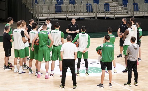 La plantilla del Unicaja se disuelve pendiente de su futuro tras una tensa reunión