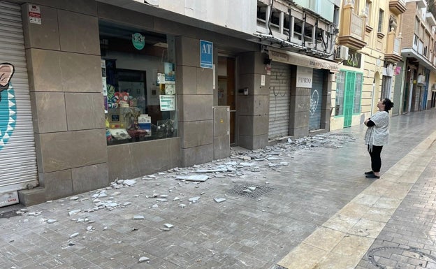 Un camión arranca parte de la fachada de la calle Fajardo en Málaga