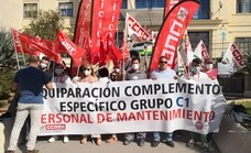 CC OO y UGT exigen en una concentración el fin de la brecha salarial de los sanitarios de Málaga