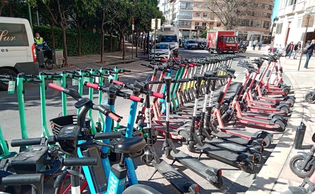 Las empresas de bicis y patinetes tendrán que rebajar el precio a los usuarios malagueños